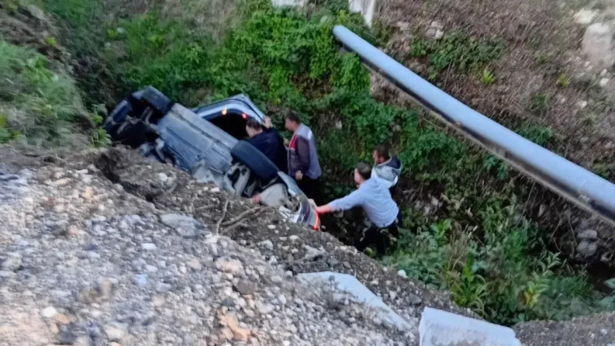 Automobil sletio u kanal na putu Banjaluka - Čelinac