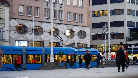 Starica (88) napala policajce u Zagrebu: Jednog pogodila saksijom u glavu, policajku ujela za ruku
