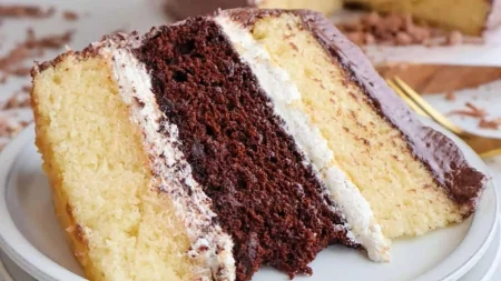 Luda torta bez jaja i kravljeg mlijeka: Kremasti desert sa dvije vrste čokolade koji se ne peče