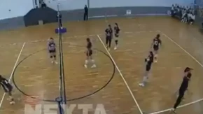 Šokantan snimak s terena: Trener usred meča žestoko udario maloljetnu odbojkašicu (VIDEO)