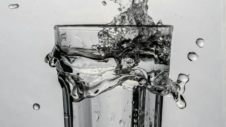 Koliko vode dnevno treba piti? Nefrolog otkriva zašto pravilo od dva litra ne važi za svakoga