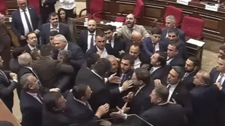 Masovna tuča u parlamentu Jermenije: Poslanici se tukli u sali i hodnicima