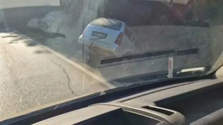 Udes u Karanovcu, auto završilo u kanalu: Saobraćaj usporen