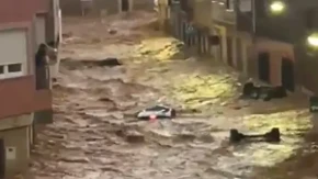 Stravični prizori iz Španije: Bujica nosi automobile kao da su od papira, poginula žena