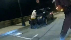 Tinejdžer odustao od skoka sa mosta: Policija otvorila vatru na njega (VIDEO)