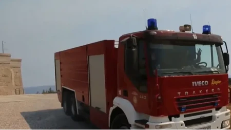 Požar kod Metkovića brzo se širi, u pomoć stigla četiri kanadera