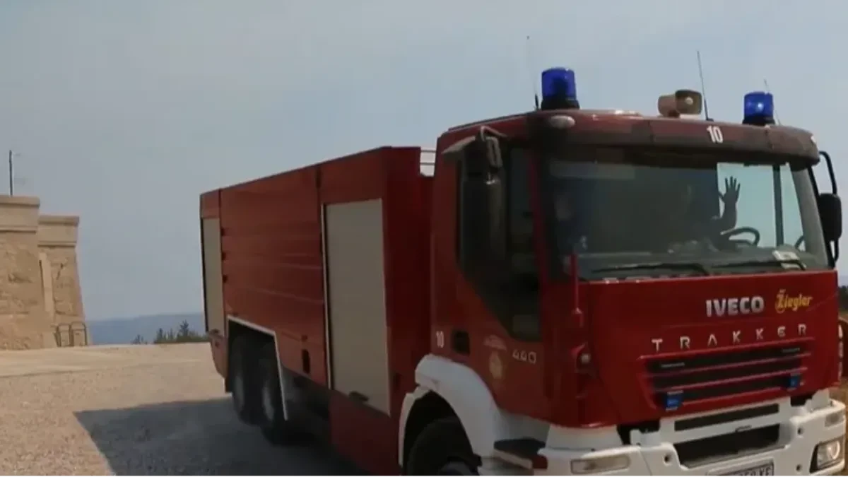 Požar kod Metkovića brzo se širi, u pomoć stigla četiri kanadera