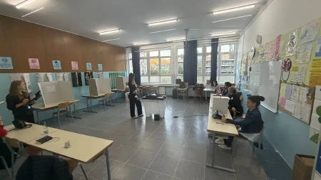 U Banjaluci otvorena gotovo sva biračka mjesta, zabilježena manja kašnjenja