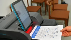 Gužvanje papira, neprepoznavanje birača: Uočeni problemi sa novim izbornim tehnologijama 