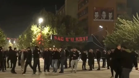 Haos u Prištini: Demonstranti gađali Skupštinu, policija uzvratila suzavcem