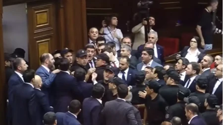 Tuča u parlamentu: Poslanici vlasti i opozicije se sukobili, letjele i flaše (VIDEO)