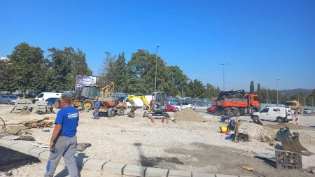 Asfaltiranje kružnog toka usred saobraćajnog špica stvorilo kolone kod „Audi servisa“