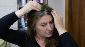 Sijeda kosa više nije znak odustajanja: Prirodna boja postaje simbol samopouzdanja i stila