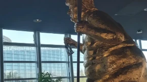 Narandžasta kuga: Statua golog Donalda Trampa izložena u Evropskom parlamentu