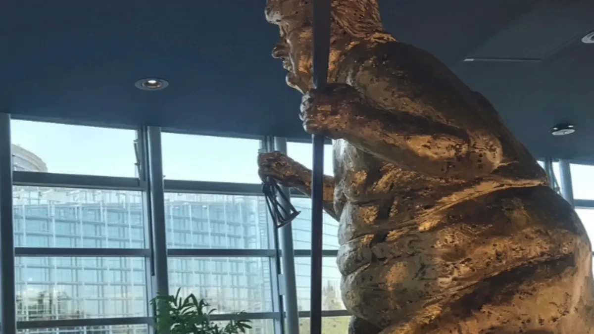 Narandžasta kuga: Statua golog Donalda Trampa izložena u Evropskom parlamentu