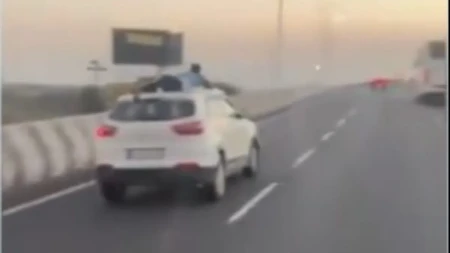 Nevjerovatna potjera u Indiji: Policajac se na krovu automobila vozio 40 km