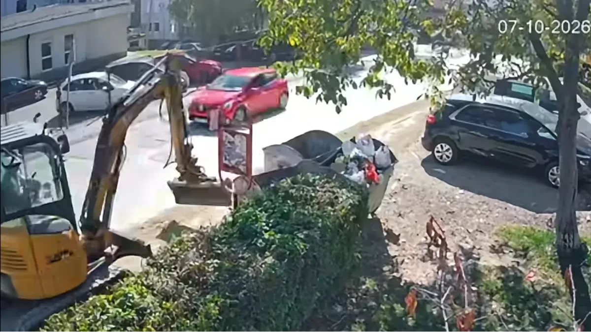 Nevjerovatan prizor u Banjaluci: Bagerom oboren kontejner (VIDEO)