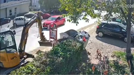 Nevjerovatan prizor u Banjaluci: Bagerom oboren kontejner (VIDEO)