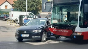 Sudar autobusa i automobila u Banjaluci, saobraćaj usporen