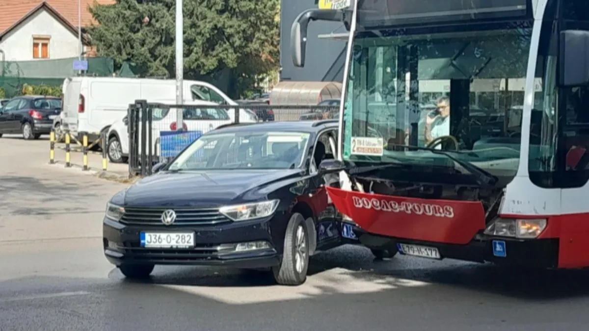 Sudar autobusa i automobila u Banjaluci, saobraćaj usporen