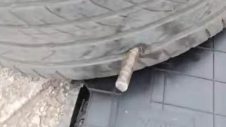 Nesvakidašnji incident zbog nemara na putevima BiH: Vozaču armatura iz asfalta potpuno probila gumu
