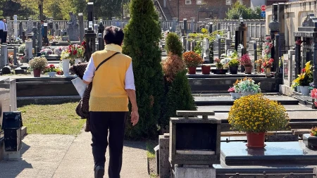 Ove subote su Miholjske zadušnice: Jednu stvar nipošto ne radite na groblju, a evo šta simbolizuje cvijeće koje nosite