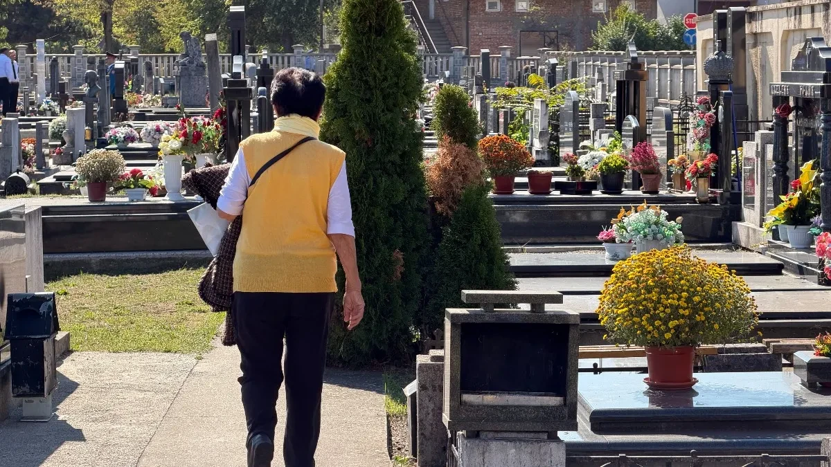 Ove subote su Miholjske zadušnice: Jednu stvar nipošto ne radite na groblju, a evo šta simbolizuje cvijeće koje nosite