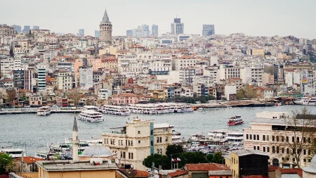 Srušila se zgrada u Istanbulu, sedmoro zatrpano