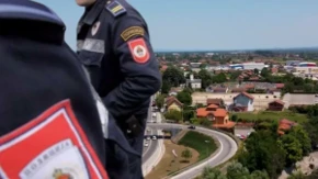 Drama u Laktašima: Banjalučanin prijetio muškarcu pa zapucao, policija mu našla arsenal oružja i drogu