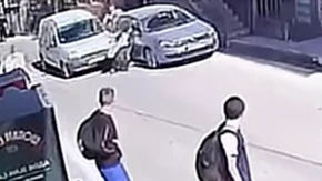 Udario djevojčicu kod škole i pobjegao (VIDEO)