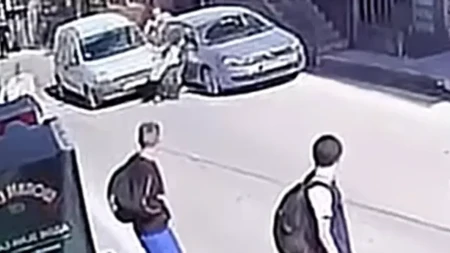 Udario djevojčicu kod škole i pobjegao (VIDEO)
