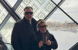 Mina ispratila Kaspera u Ameriku: Ona vukla kofere dok je on nosio kafu