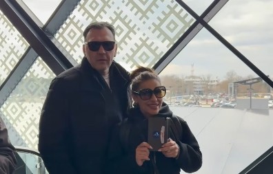 Mina ispratila Kaspera u Ameriku: Ona vukla kofere dok je on nosio kafu