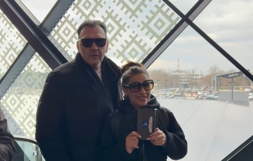 Mina ispratila Kaspera u Ameriku: Ona vukla kofere dok je on nosio kafu