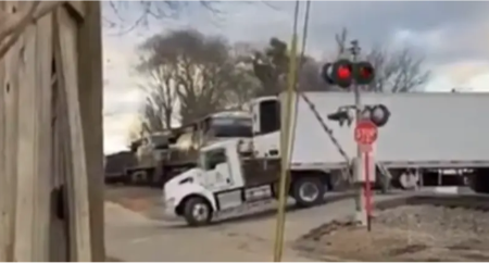 Kamion ostao zaglavljen na šinama, tragedija izbjegnuta za dlaku (VIDEO)