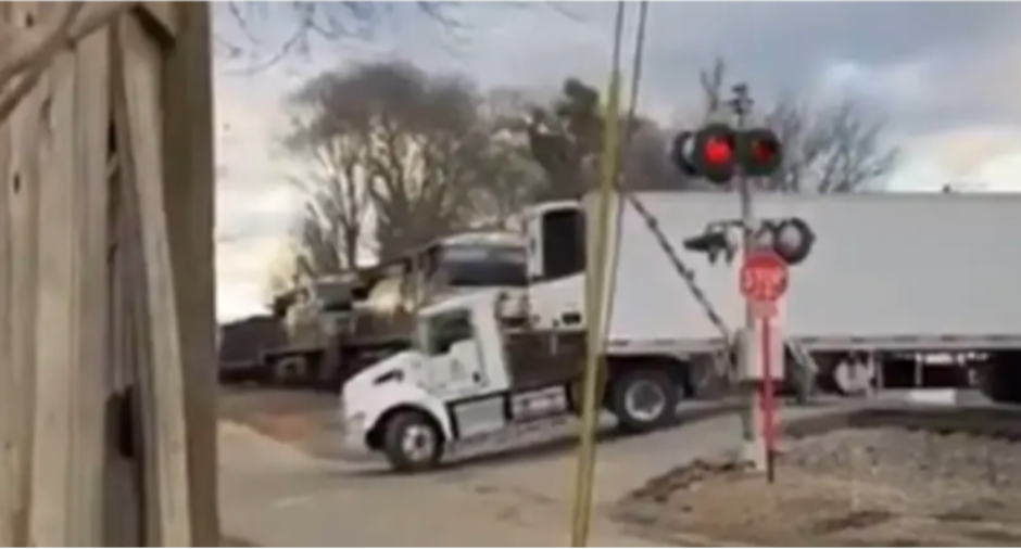 Kamion ostao zaglavljen na šinama, tragedija izbjegnuta za dlaku (VIDEO)