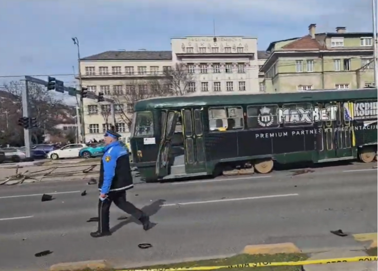 Haos u Sarajevu: Tramvaj iskočio iz šina, povrijeđeni putnici (VIDEO)