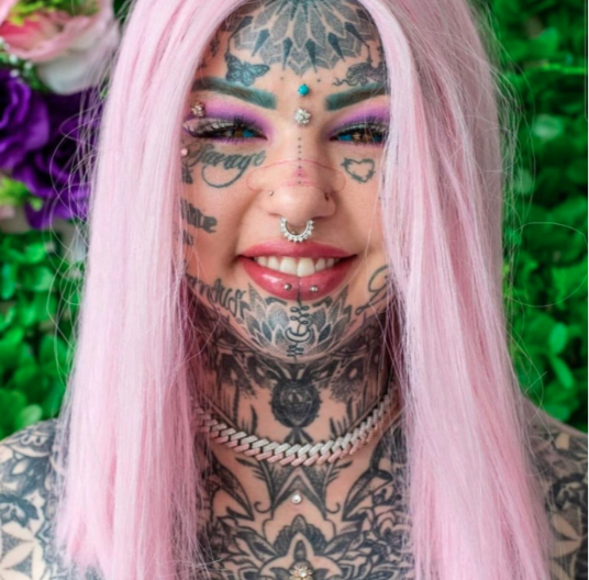 Šta je to učinila od sebe: Amber Luk pokazala kako je izgledala prije tetovaža i estetskih zahvata (FOTO)