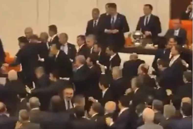 Haos u Ankari: Rasprava o imenovanju završila fizičkim sukobom (VIDEO)