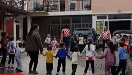 Sramotne scene iz Širokog Brijega: Djecu u vrtiću spremaju za Tompsonov koncert (VIDEO)
