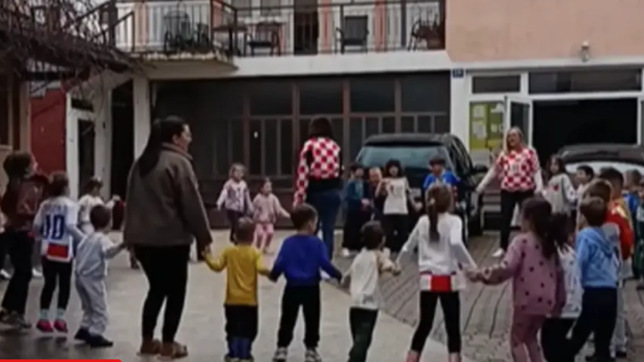 Sramotne scene iz Širokog Brijega: Djecu u vrtiću spremaju za Tompsonov koncert (VIDEO)