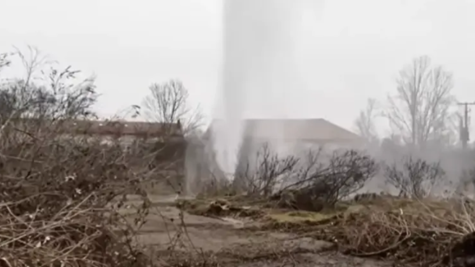 U BiH izbio gejzir: Geolog tvrdi da ima nafte, mještani u strahu