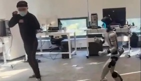 Ljudi i roboti se spremaju za proslavu nove godine u Kini