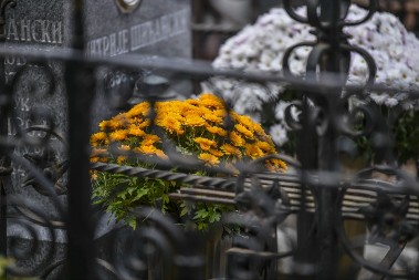 Danas su Zimske zadušnice: Pomolite se za duše umrlih, a ovo bi trebalo da ponesete na groblje