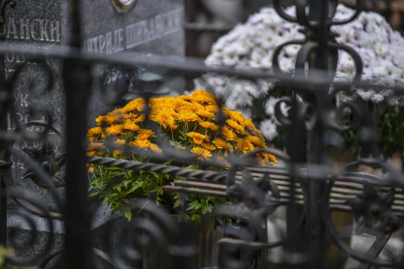 Danas su Zimske zadušnice: Pomolite se za duše umrlih, a ovo bi trebalo da ponesete na groblje