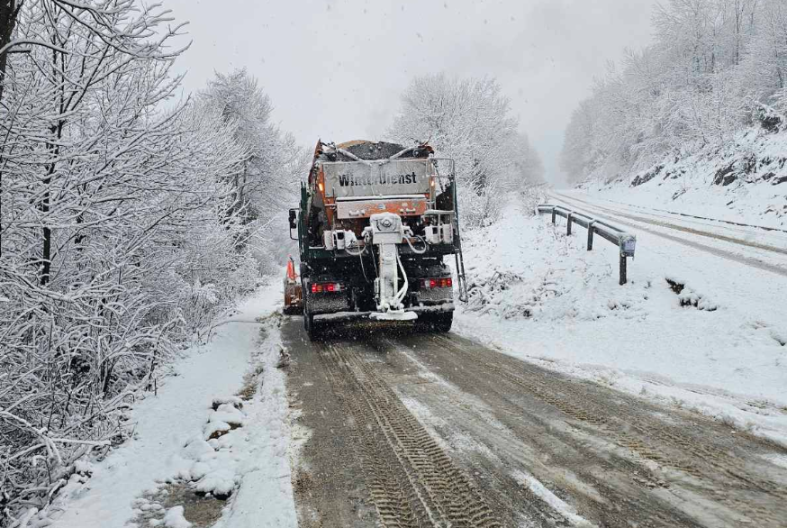 Zabijelilo oko Banjaluke: Ekipe zimske službe na terenu, u toku čišćenje snijega na više lokacija