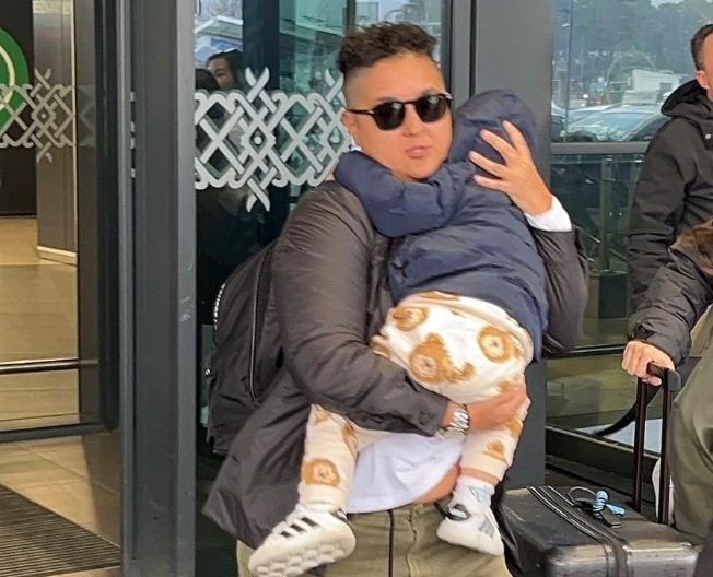 Pjevačica bježi od kamera: Marija Šerifović ne želi da novinari snimaju njenog sina (VIDEO)