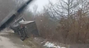 Prevrnuo se kamion na putu Prijedor – Kozarska Dubica, saobraćaj otežan (VIDEO)