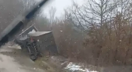 Prevrnuo se kamion na putu Prijedor – Kozarska Dubica, saobraćaj otežan (VIDEO)