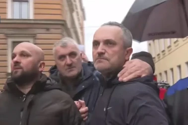 Vozač tramvaja Adnan Kasapović izašao na slobodu, građani ga dočekali aplauzom